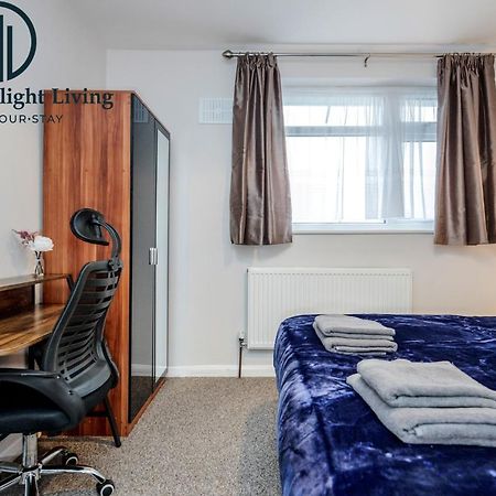 Dwellers Delight Living Ltd Serviced Accommodation Fabulous House 3 Bedroom, Hainault Prime Location ,Greater London With Parking & Wifi, 2 Bathroom, Garden Chigwell Esterno foto