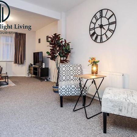Dwellers Delight Living Ltd Serviced Accommodation Fabulous House 3 Bedroom, Hainault Prime Location ,Greater London With Parking & Wifi, 2 Bathroom, Garden Chigwell Esterno foto