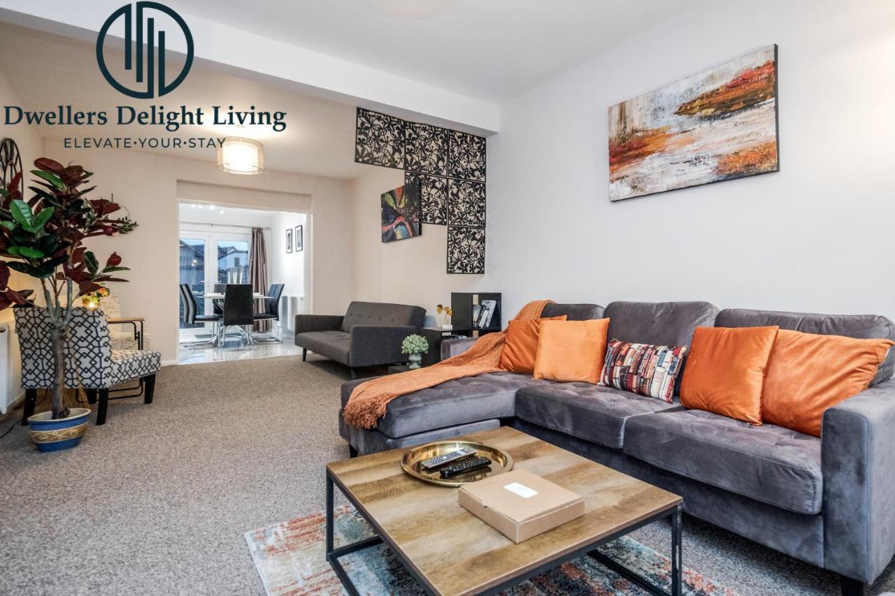 Dwellers Delight Living Ltd Serviced Accommodation Fabulous House 3 Bedroom, Hainault Prime Location ,Greater London With Parking & Wifi, 2 Bathroom, Garden Chigwell Esterno foto