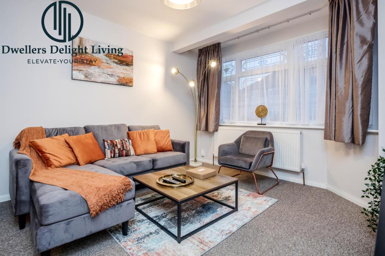 Dwellers Delight Living Ltd Serviced Accommodation Fabulous House 3 Bedroom, Hainault Prime Location ,Greater London With Parking & Wifi, 2 Bathroom, Garden Chigwell Esterno foto