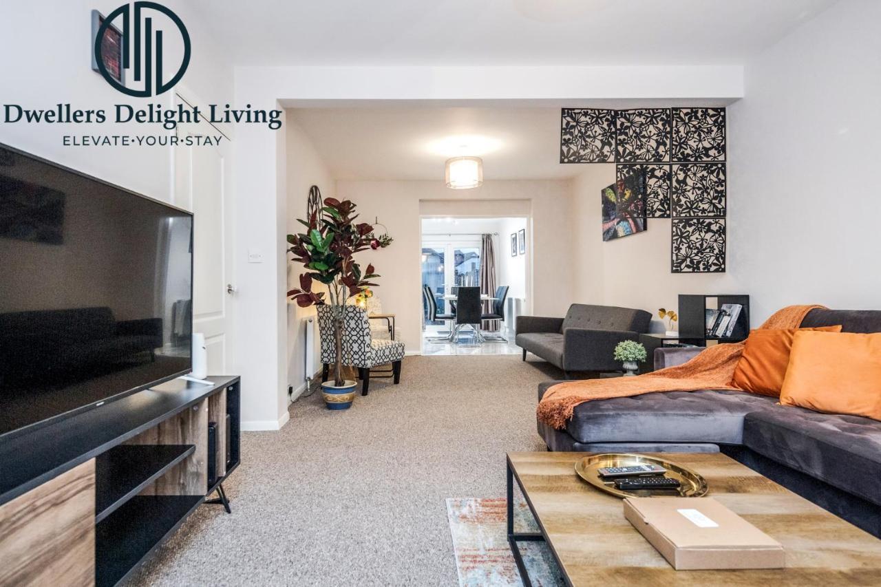 Dwellers Delight Living Ltd Serviced Accommodation Fabulous House 3 Bedroom, Hainault Prime Location ,Greater London With Parking & Wifi, 2 Bathroom, Garden Chigwell Esterno foto