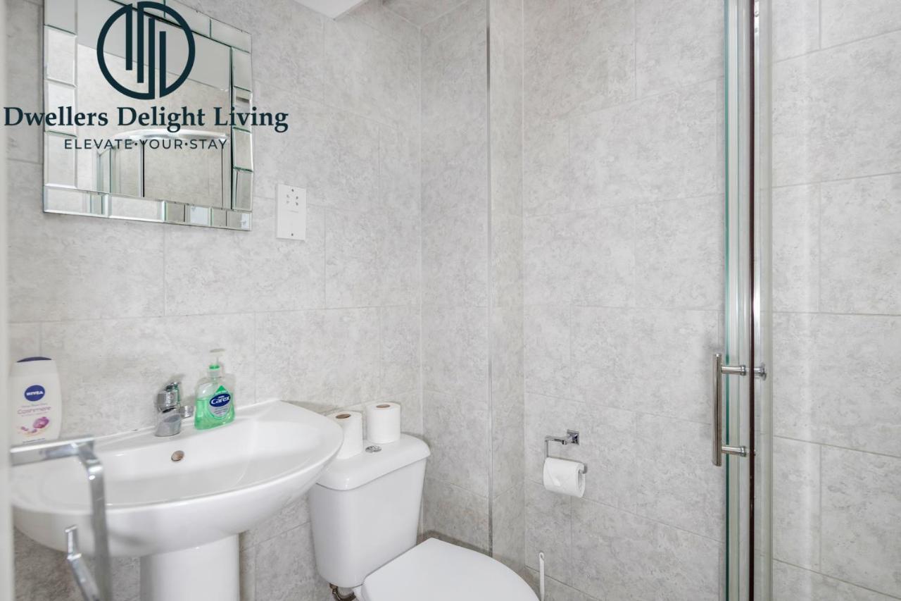 Dwellers Delight Living Ltd Serviced Accommodation Fabulous House 3 Bedroom, Hainault Prime Location ,Greater London With Parking & Wifi, 2 Bathroom, Garden Chigwell Esterno foto