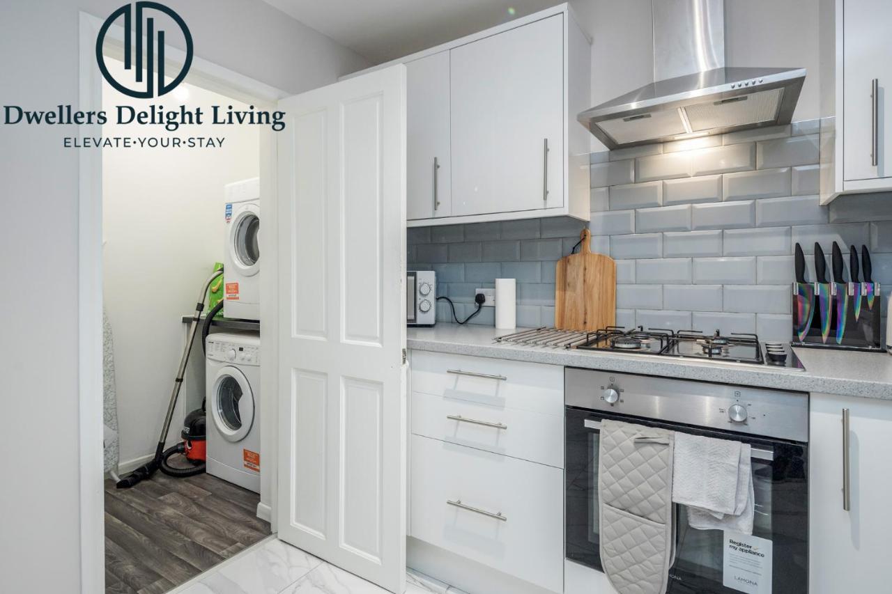 Dwellers Delight Living Ltd Serviced Accommodation Fabulous House 3 Bedroom, Hainault Prime Location ,Greater London With Parking & Wifi, 2 Bathroom, Garden Chigwell Esterno foto