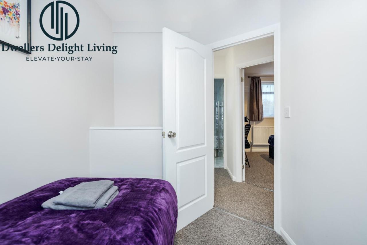 Dwellers Delight Living Ltd Serviced Accommodation Fabulous House 3 Bedroom, Hainault Prime Location ,Greater London With Parking & Wifi, 2 Bathroom, Garden Chigwell Esterno foto
