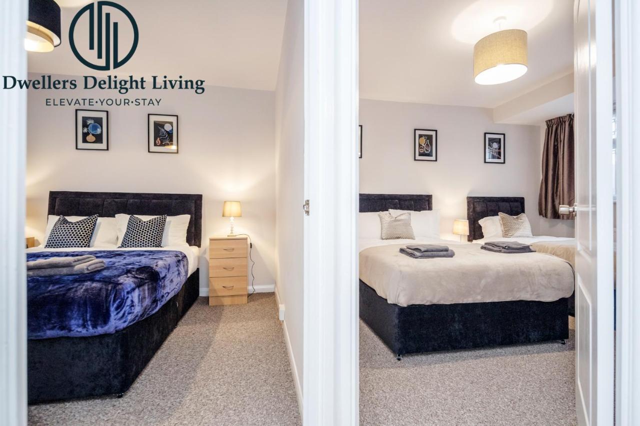 Dwellers Delight Living Ltd Serviced Accommodation Fabulous House 3 Bedroom, Hainault Prime Location ,Greater London With Parking & Wifi, 2 Bathroom, Garden Chigwell Esterno foto