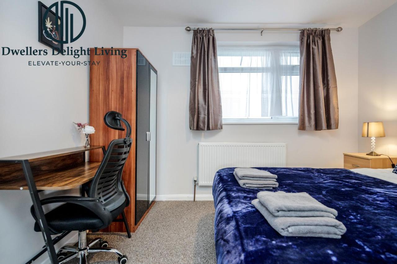 Dwellers Delight Living Ltd Serviced Accommodation Fabulous House 3 Bedroom, Hainault Prime Location ,Greater London With Parking & Wifi, 2 Bathroom, Garden Chigwell Esterno foto
