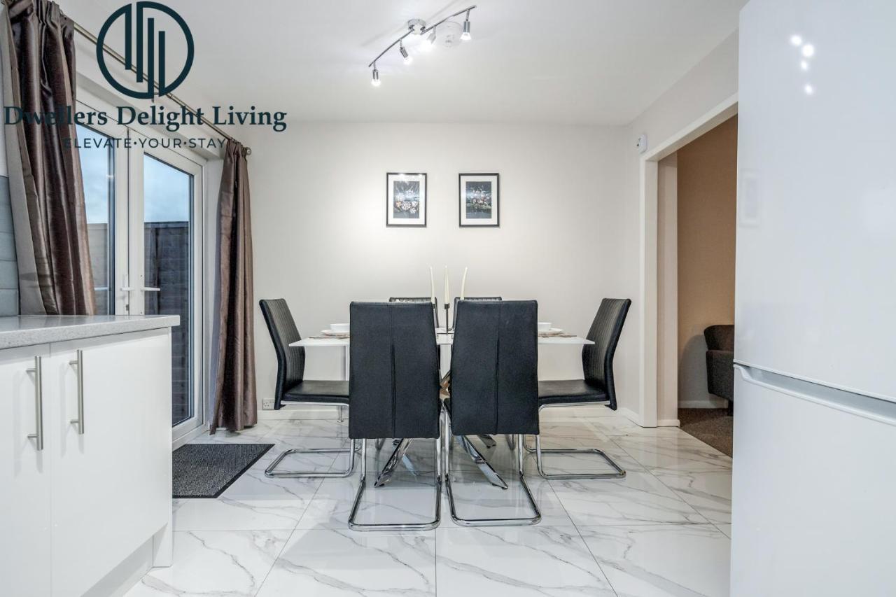 Dwellers Delight Living Ltd Serviced Accommodation Fabulous House 3 Bedroom, Hainault Prime Location ,Greater London With Parking & Wifi, 2 Bathroom, Garden Chigwell Esterno foto