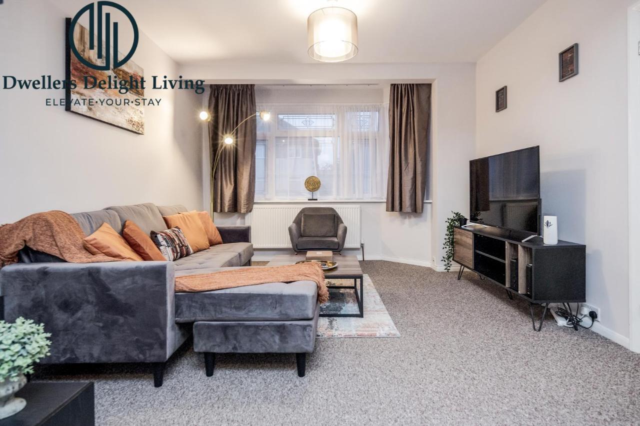 Dwellers Delight Living Ltd Serviced Accommodation Fabulous House 3 Bedroom, Hainault Prime Location ,Greater London With Parking & Wifi, 2 Bathroom, Garden Chigwell Esterno foto