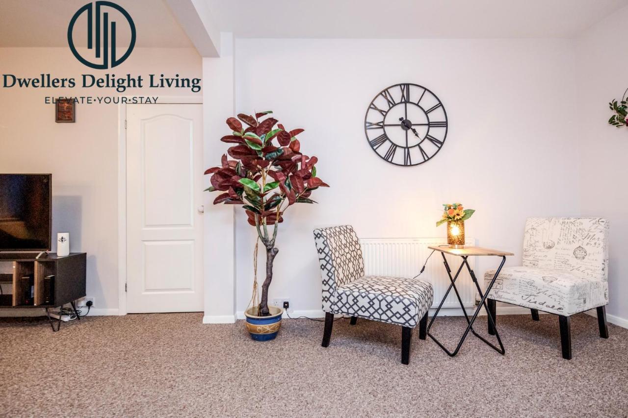 Dwellers Delight Living Ltd Serviced Accommodation Fabulous House 3 Bedroom, Hainault Prime Location ,Greater London With Parking & Wifi, 2 Bathroom, Garden Chigwell Esterno foto