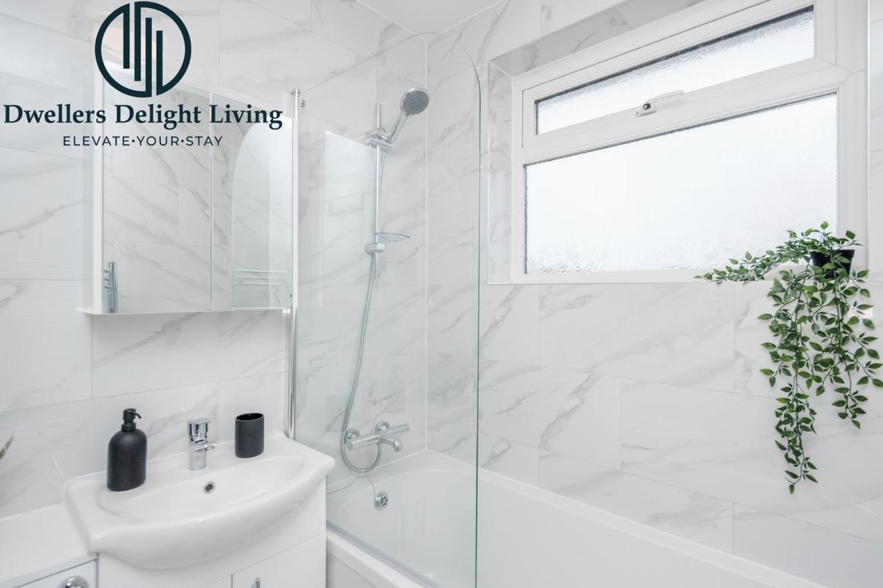 Dwellers Delight Living Ltd Serviced Accommodation Fabulous House 3 Bedroom, Hainault Prime Location ,Greater London With Parking & Wifi, 2 Bathroom, Garden Chigwell Esterno foto