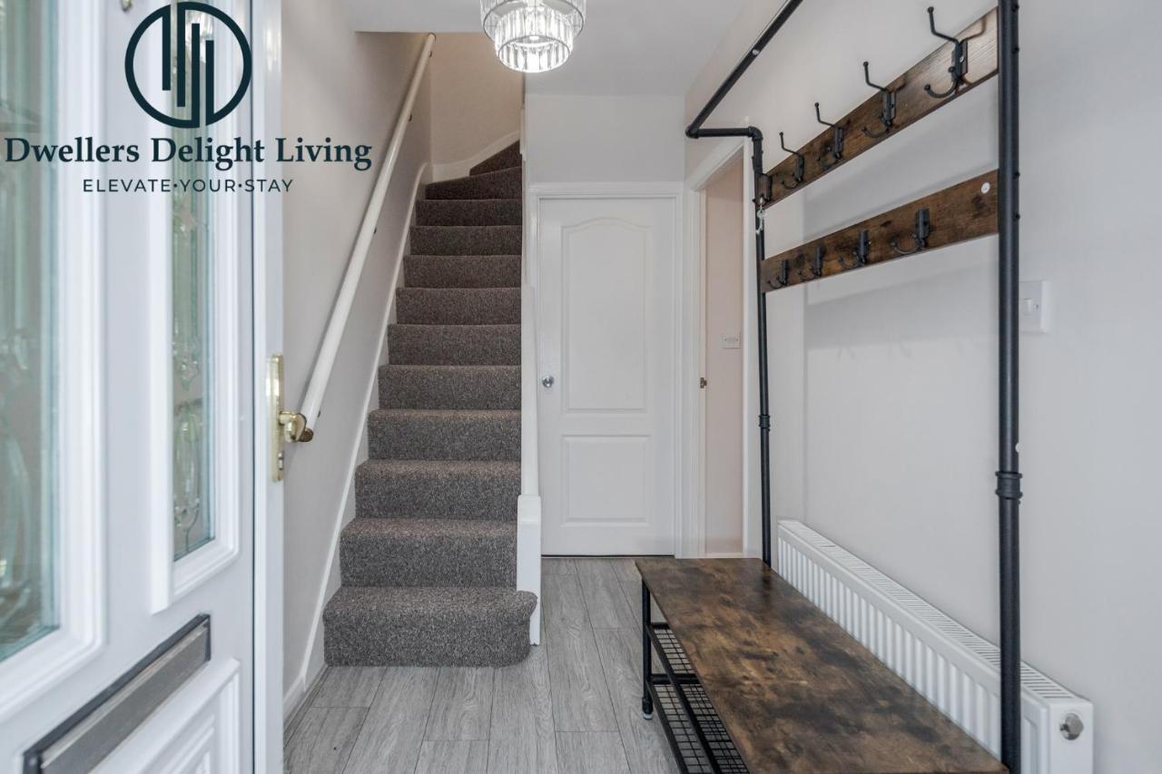 Dwellers Delight Living Ltd Serviced Accommodation Fabulous House 3 Bedroom, Hainault Prime Location ,Greater London With Parking & Wifi, 2 Bathroom, Garden Chigwell Esterno foto