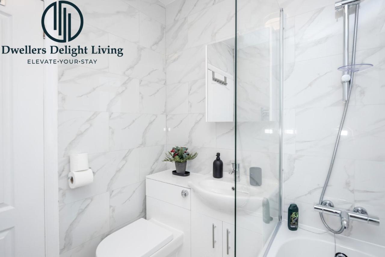 Dwellers Delight Living Ltd Serviced Accommodation Fabulous House 3 Bedroom, Hainault Prime Location ,Greater London With Parking & Wifi, 2 Bathroom, Garden Chigwell Esterno foto