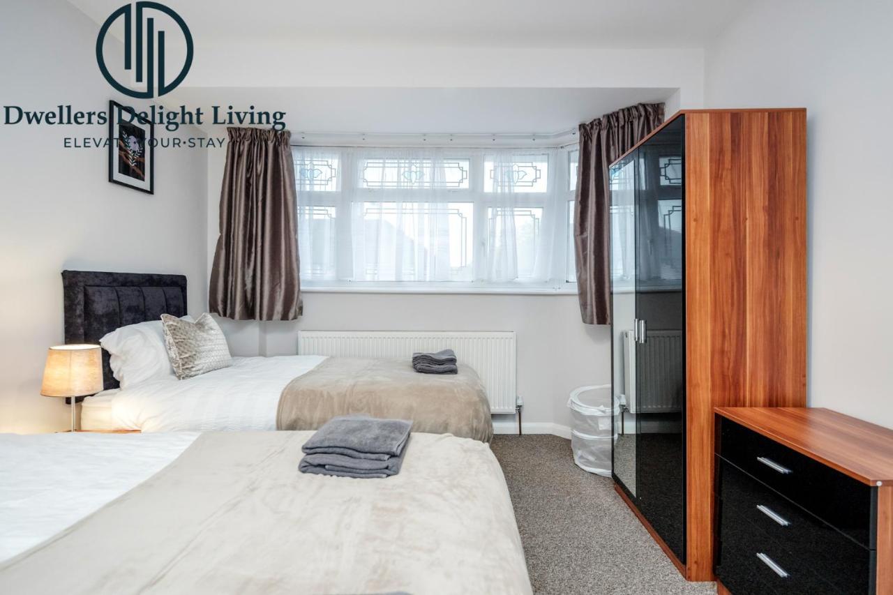 Dwellers Delight Living Ltd Serviced Accommodation Fabulous House 3 Bedroom, Hainault Prime Location ,Greater London With Parking & Wifi, 2 Bathroom, Garden Chigwell Esterno foto