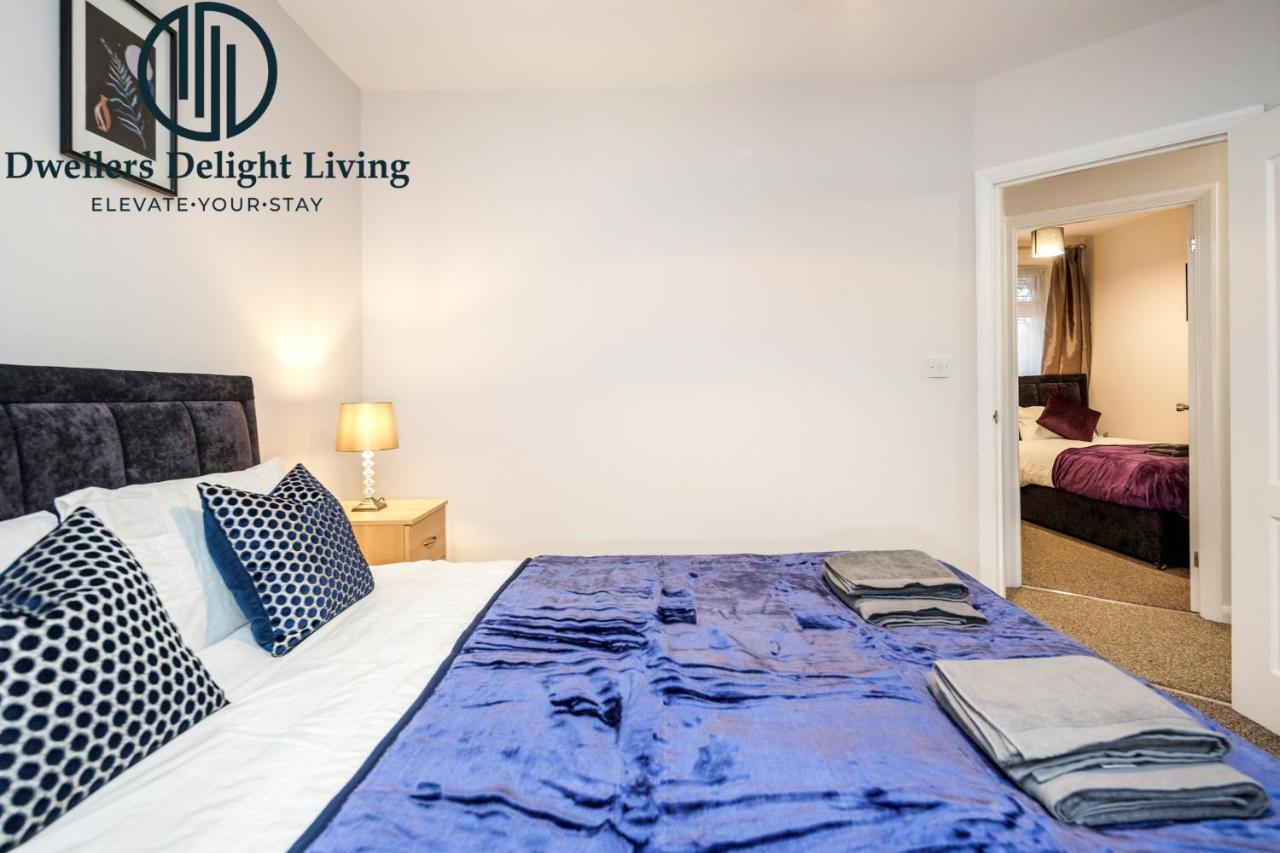 Dwellers Delight Living Ltd Serviced Accommodation Fabulous House 3 Bedroom, Hainault Prime Location ,Greater London With Parking & Wifi, 2 Bathroom, Garden Chigwell Esterno foto