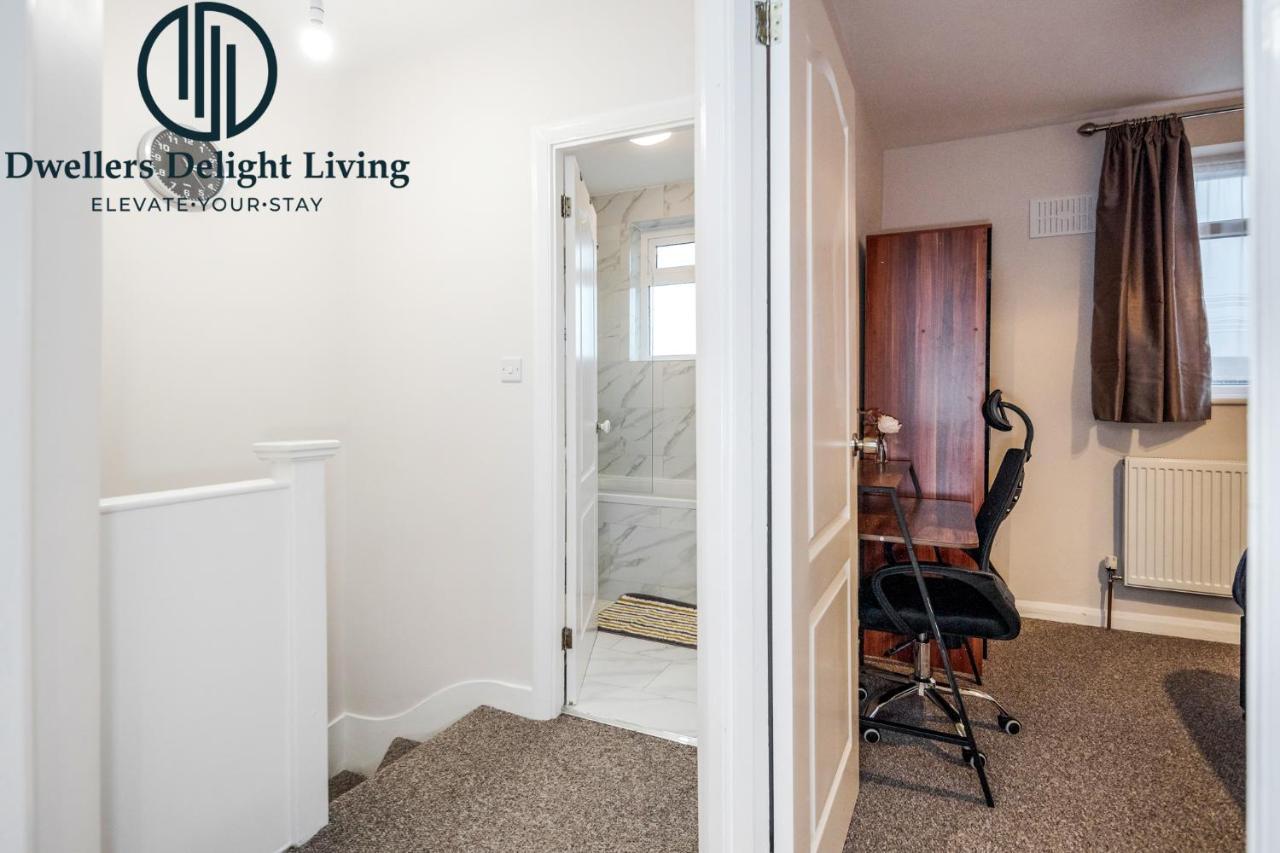 Dwellers Delight Living Ltd Serviced Accommodation Fabulous House 3 Bedroom, Hainault Prime Location ,Greater London With Parking & Wifi, 2 Bathroom, Garden Chigwell Esterno foto
