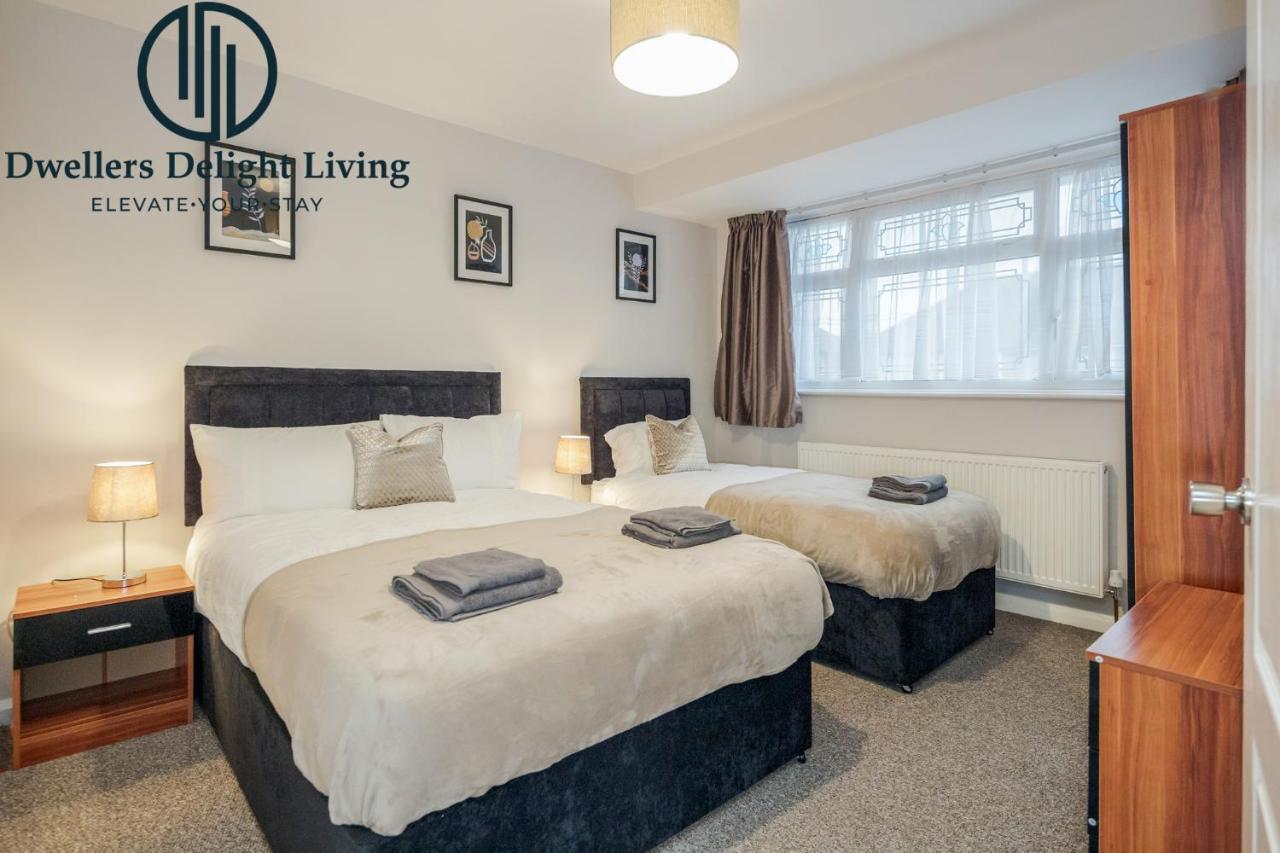Dwellers Delight Living Ltd Serviced Accommodation Fabulous House 3 Bedroom, Hainault Prime Location ,Greater London With Parking & Wifi, 2 Bathroom, Garden Chigwell Esterno foto