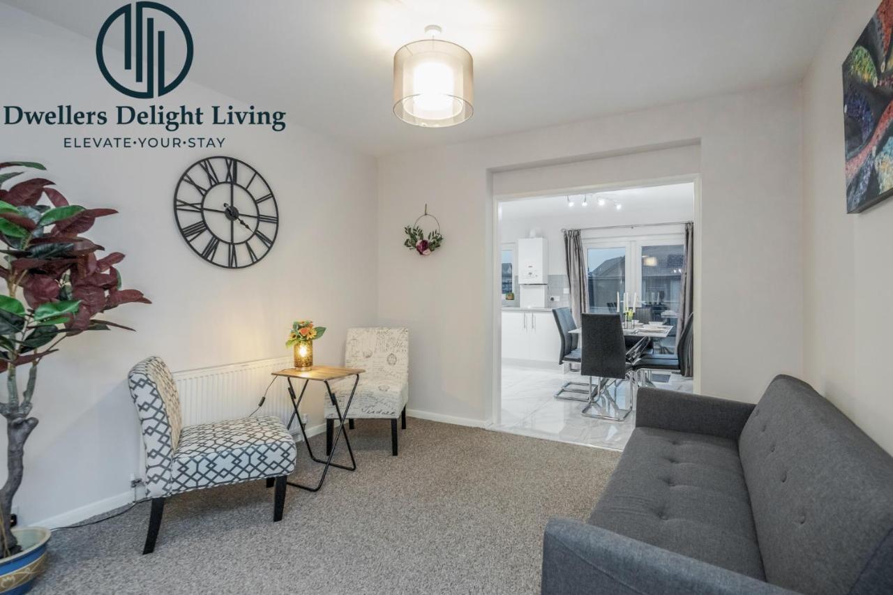 Dwellers Delight Living Ltd Serviced Accommodation Fabulous House 3 Bedroom, Hainault Prime Location ,Greater London With Parking & Wifi, 2 Bathroom, Garden Chigwell Esterno foto