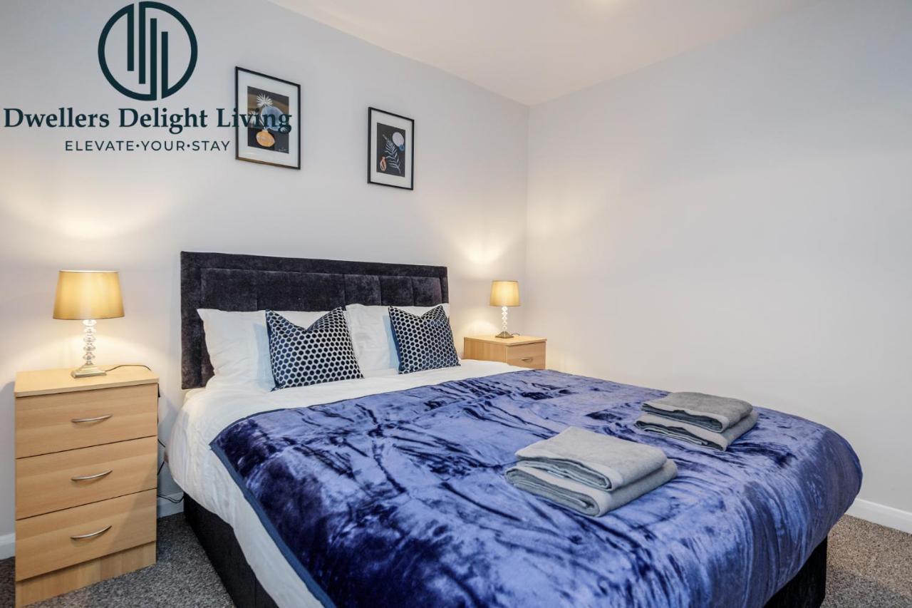 Dwellers Delight Living Ltd Serviced Accommodation Fabulous House 3 Bedroom, Hainault Prime Location ,Greater London With Parking & Wifi, 2 Bathroom, Garden Chigwell Esterno foto