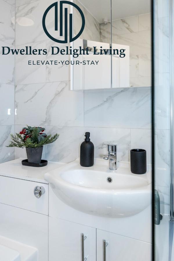 Dwellers Delight Living Ltd Serviced Accommodation Fabulous House 3 Bedroom, Hainault Prime Location ,Greater London With Parking & Wifi, 2 Bathroom, Garden Chigwell Esterno foto