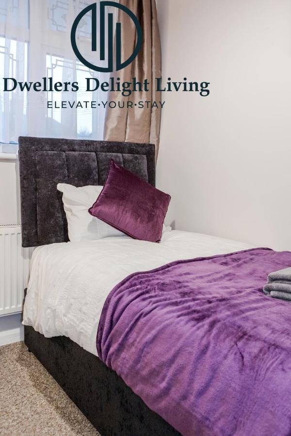 Dwellers Delight Living Ltd Serviced Accommodation Fabulous House 3 Bedroom, Hainault Prime Location ,Greater London With Parking & Wifi, 2 Bathroom, Garden Chigwell Esterno foto