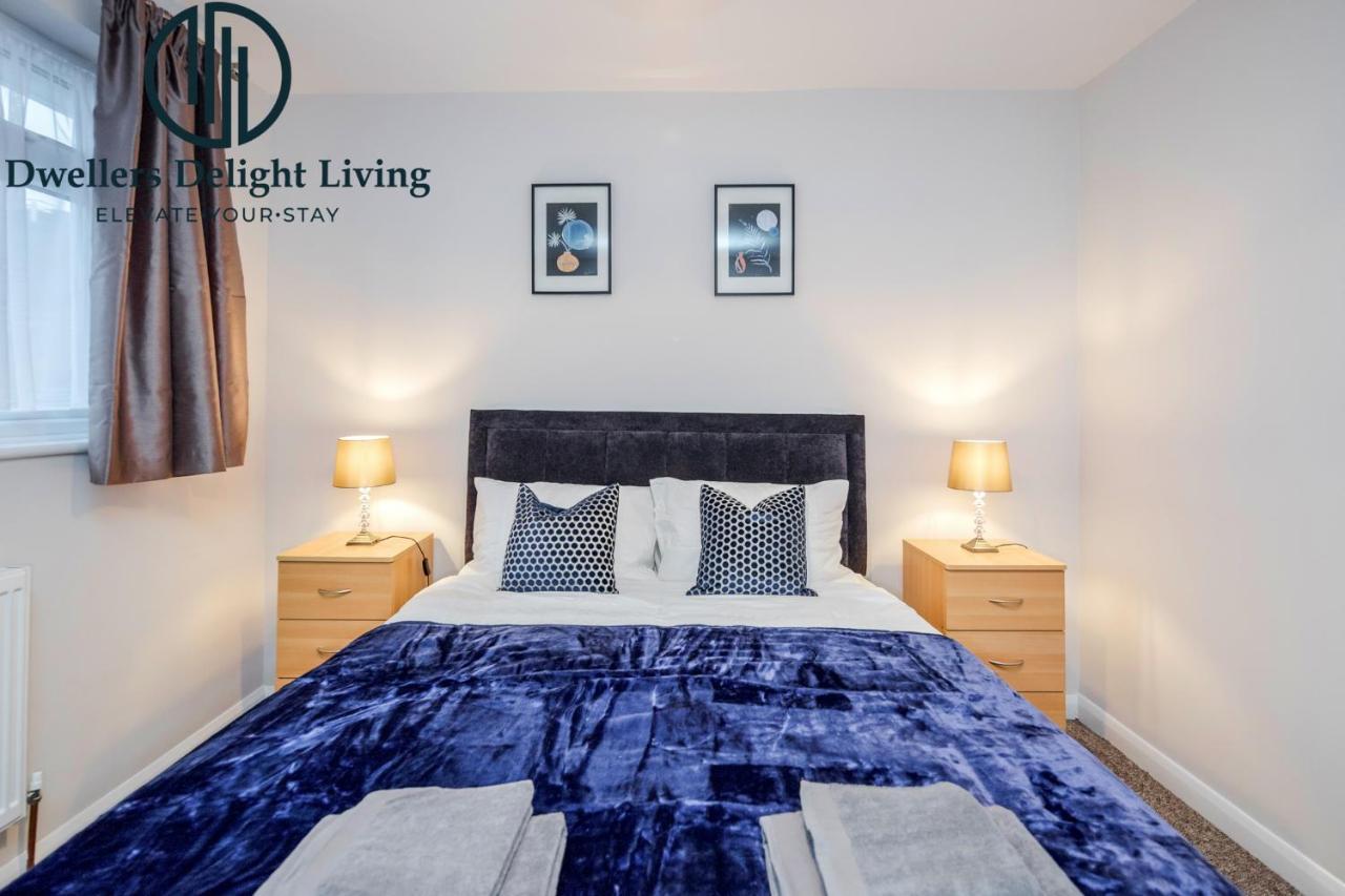 Dwellers Delight Living Ltd Serviced Accommodation Fabulous House 3 Bedroom, Hainault Prime Location ,Greater London With Parking & Wifi, 2 Bathroom, Garden Chigwell Esterno foto
