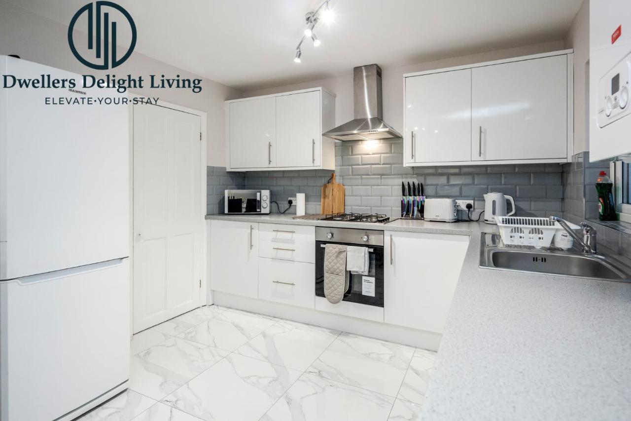 Dwellers Delight Living Ltd Serviced Accommodation Fabulous House 3 Bedroom, Hainault Prime Location ,Greater London With Parking & Wifi, 2 Bathroom, Garden Chigwell Esterno foto