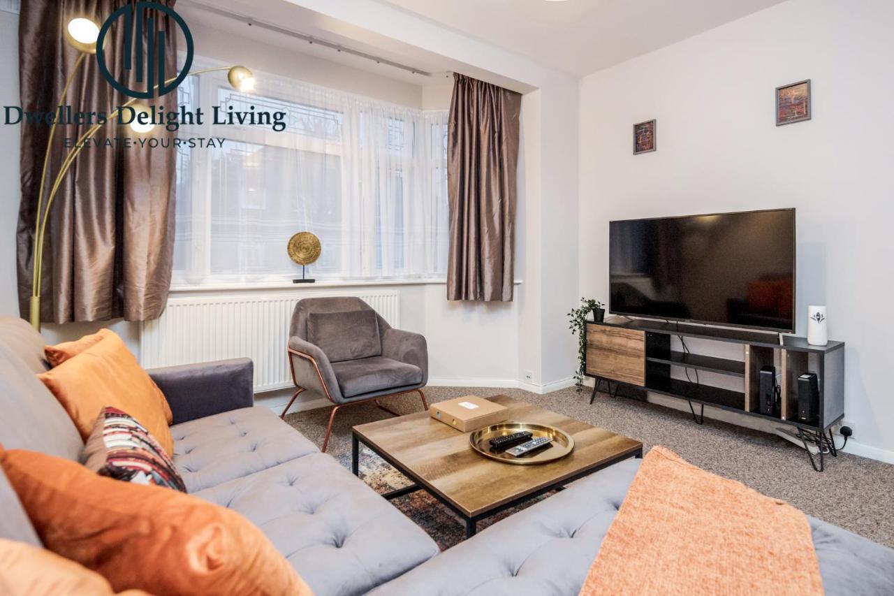 Dwellers Delight Living Ltd Serviced Accommodation Fabulous House 3 Bedroom, Hainault Prime Location ,Greater London With Parking & Wifi, 2 Bathroom, Garden Chigwell Esterno foto