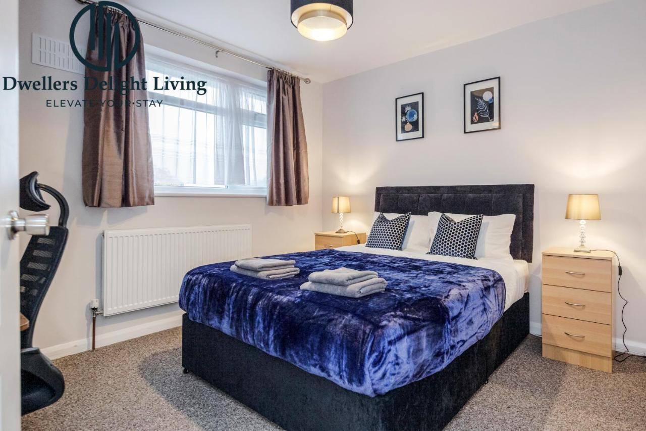 Dwellers Delight Living Ltd Serviced Accommodation Fabulous House 3 Bedroom, Hainault Prime Location ,Greater London With Parking & Wifi, 2 Bathroom, Garden Chigwell Esterno foto