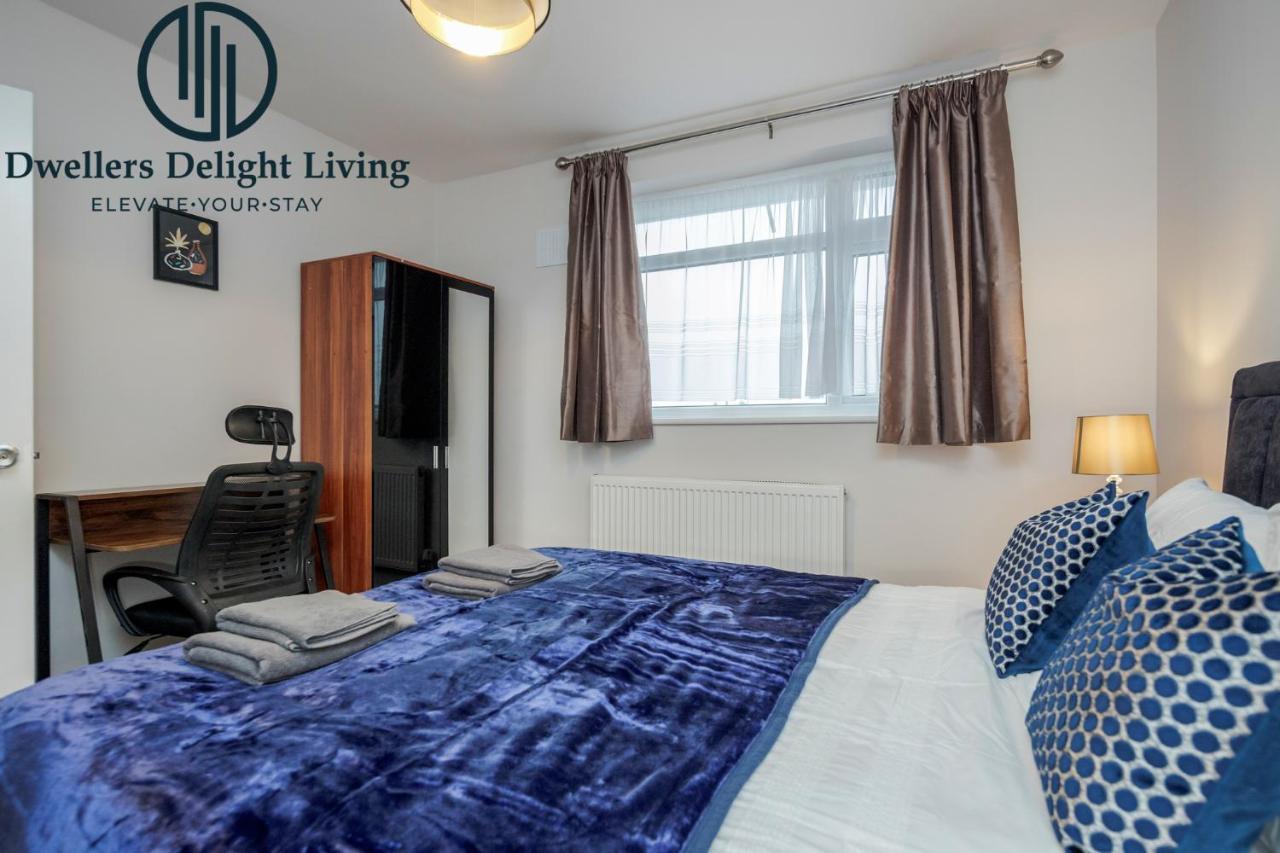 Dwellers Delight Living Ltd Serviced Accommodation Fabulous House 3 Bedroom, Hainault Prime Location ,Greater London With Parking & Wifi, 2 Bathroom, Garden Chigwell Esterno foto