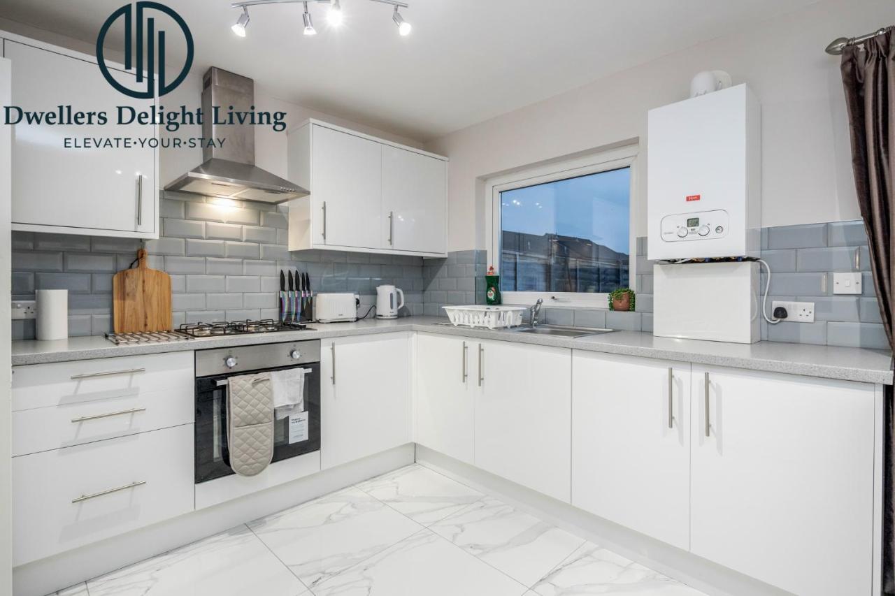 Dwellers Delight Living Ltd Serviced Accommodation Fabulous House 3 Bedroom, Hainault Prime Location ,Greater London With Parking & Wifi, 2 Bathroom, Garden Chigwell Esterno foto