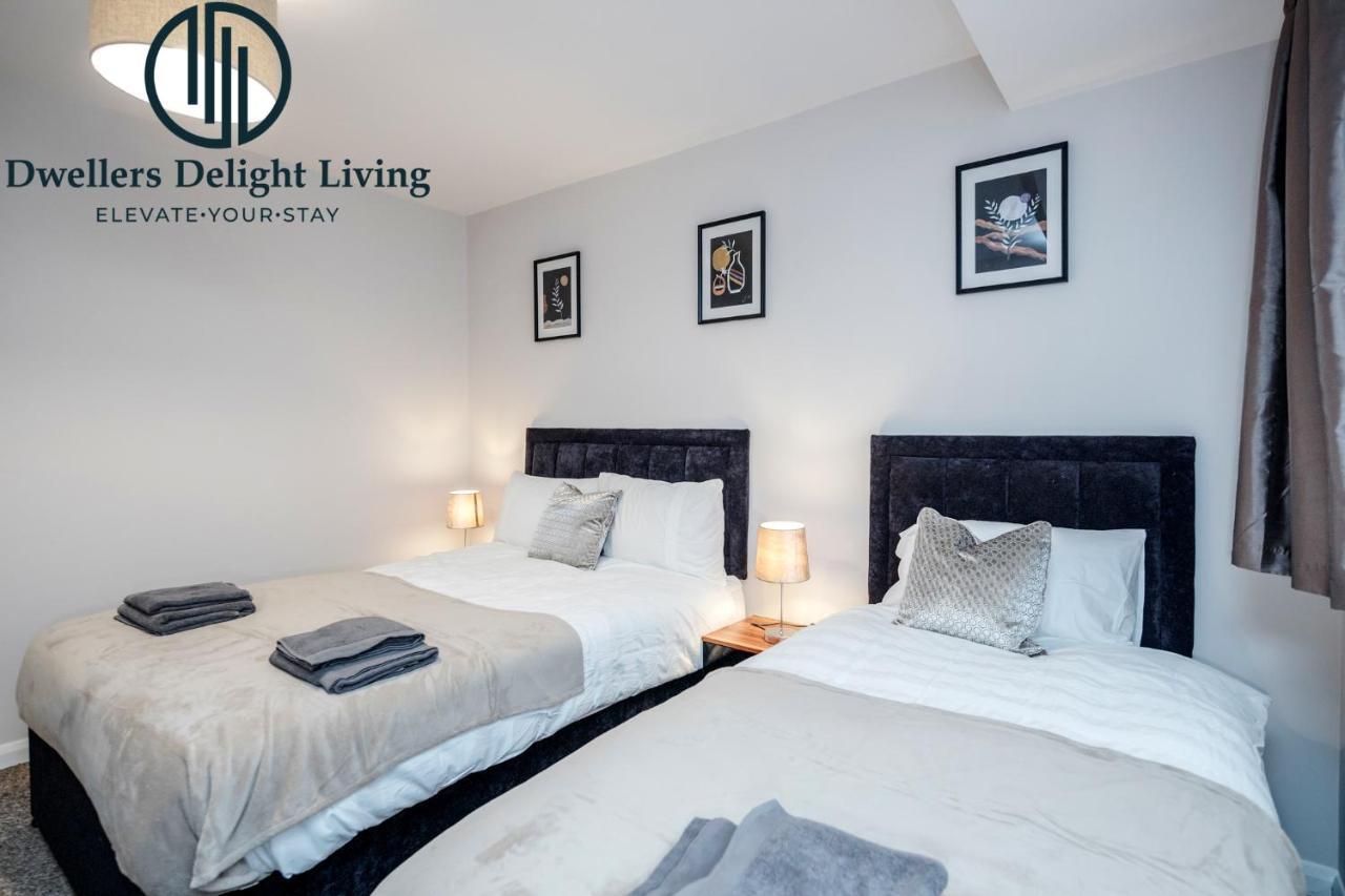 Dwellers Delight Living Ltd Serviced Accommodation Fabulous House 3 Bedroom, Hainault Prime Location ,Greater London With Parking & Wifi, 2 Bathroom, Garden Chigwell Esterno foto