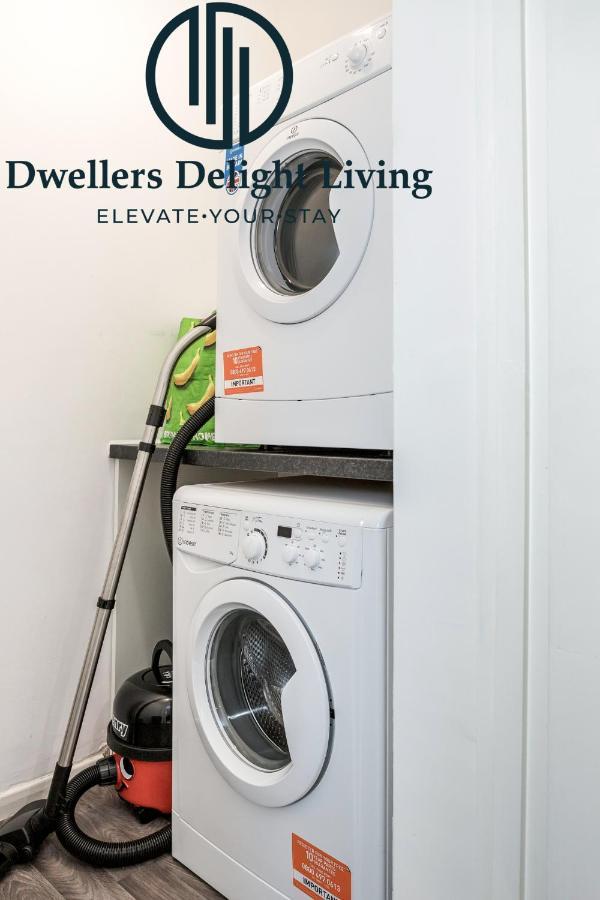 Dwellers Delight Living Ltd Serviced Accommodation Fabulous House 3 Bedroom, Hainault Prime Location ,Greater London With Parking & Wifi, 2 Bathroom, Garden Chigwell Esterno foto