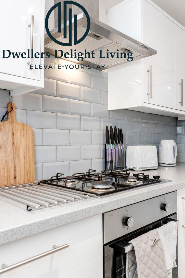 Dwellers Delight Living Ltd Serviced Accommodation Fabulous House 3 Bedroom, Hainault Prime Location ,Greater London With Parking & Wifi, 2 Bathroom, Garden Chigwell Esterno foto