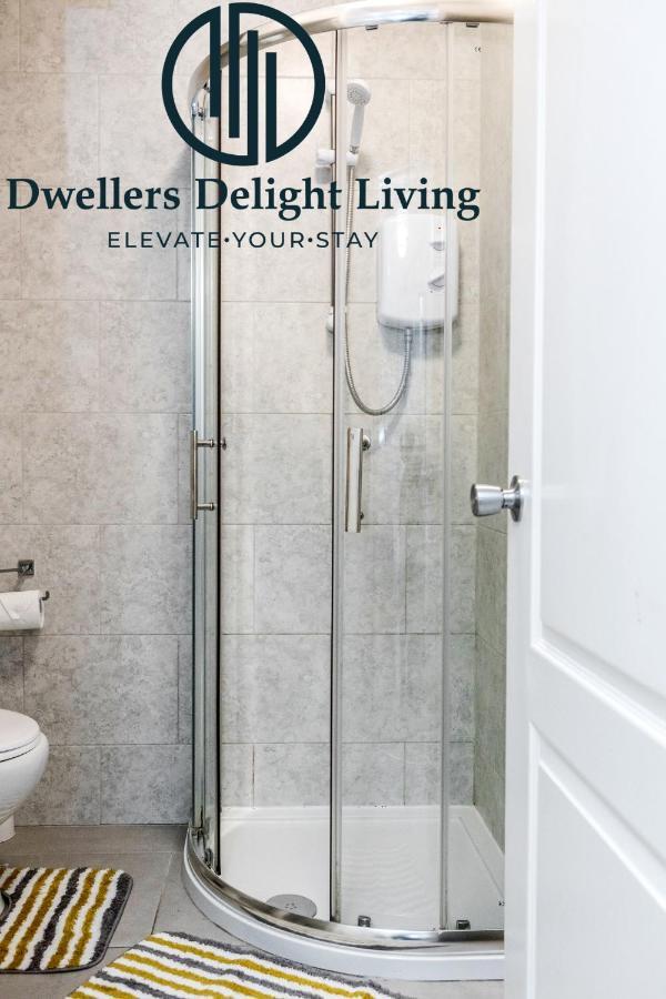 Dwellers Delight Living Ltd Serviced Accommodation Fabulous House 3 Bedroom, Hainault Prime Location ,Greater London With Parking & Wifi, 2 Bathroom, Garden Chigwell Esterno foto