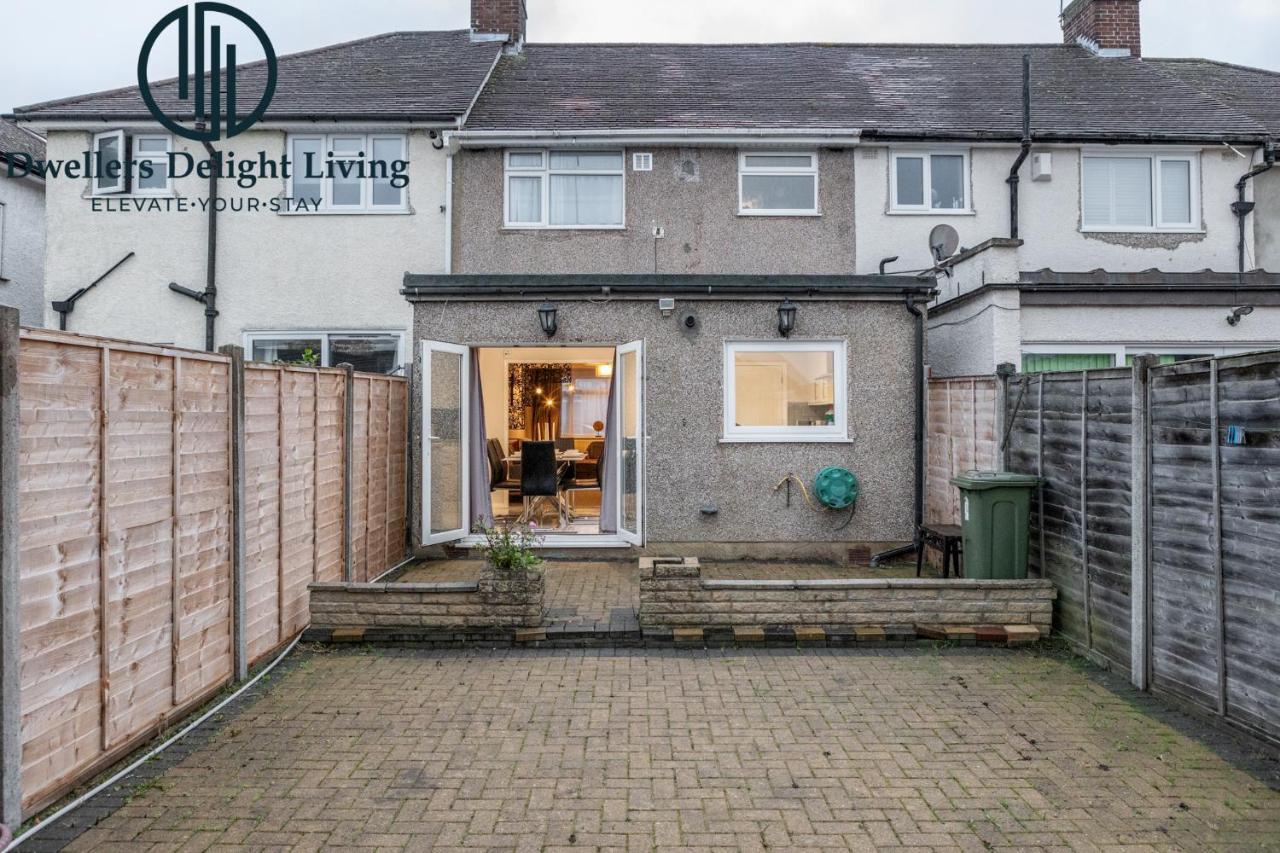 Dwellers Delight Living Ltd Serviced Accommodation Fabulous House 3 Bedroom, Hainault Prime Location ,Greater London With Parking & Wifi, 2 Bathroom, Garden Chigwell Esterno foto